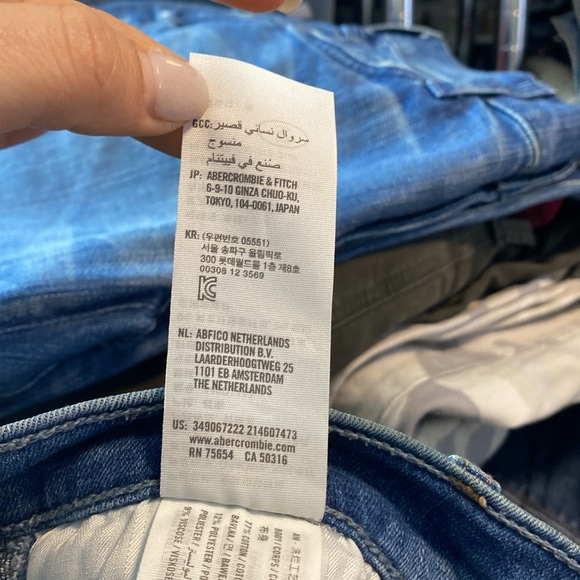 Hollister | High Rise Distressed denim blue Jean short - w28 - Picture 4 of 4